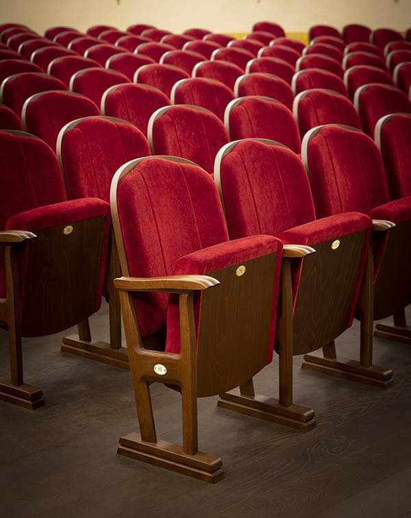 Poltrone rosse per eventi teatrali a Perugia